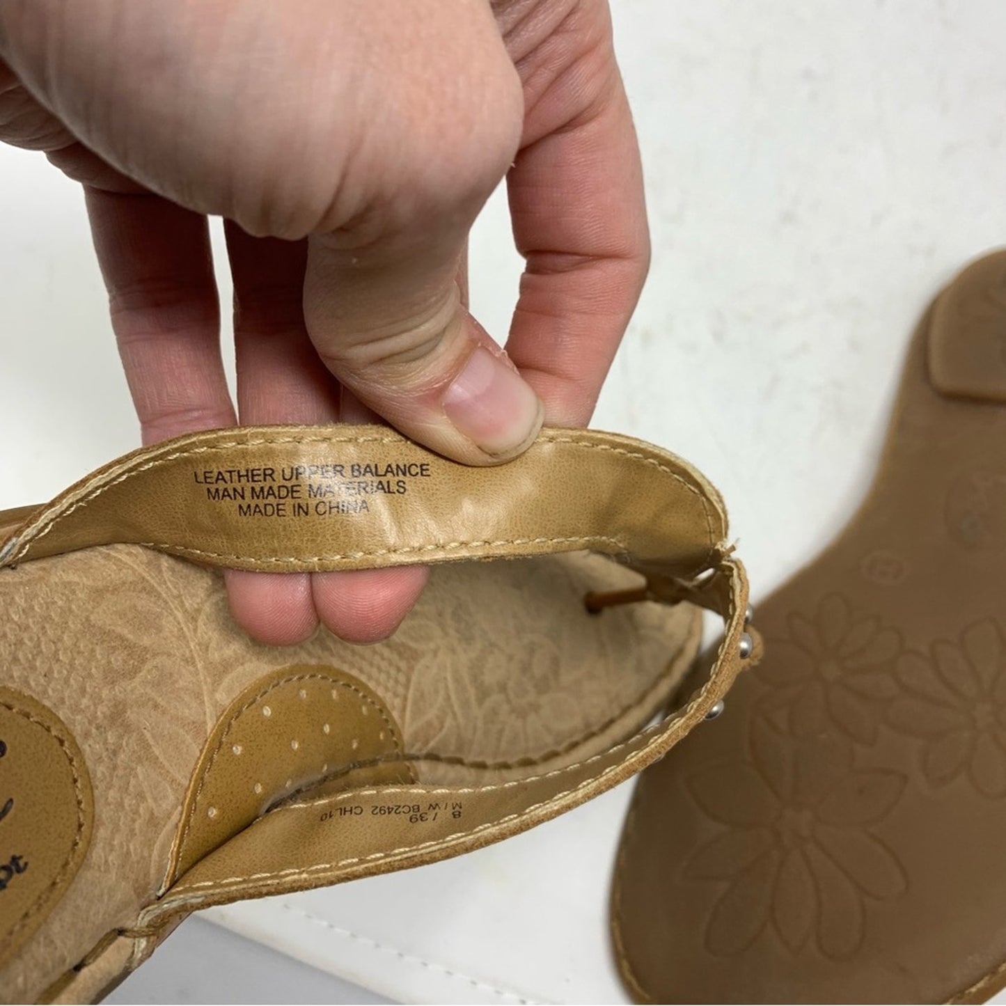 BOC Born Concept Tan Leather Thong T Strap Sandals Size 8 BC2492