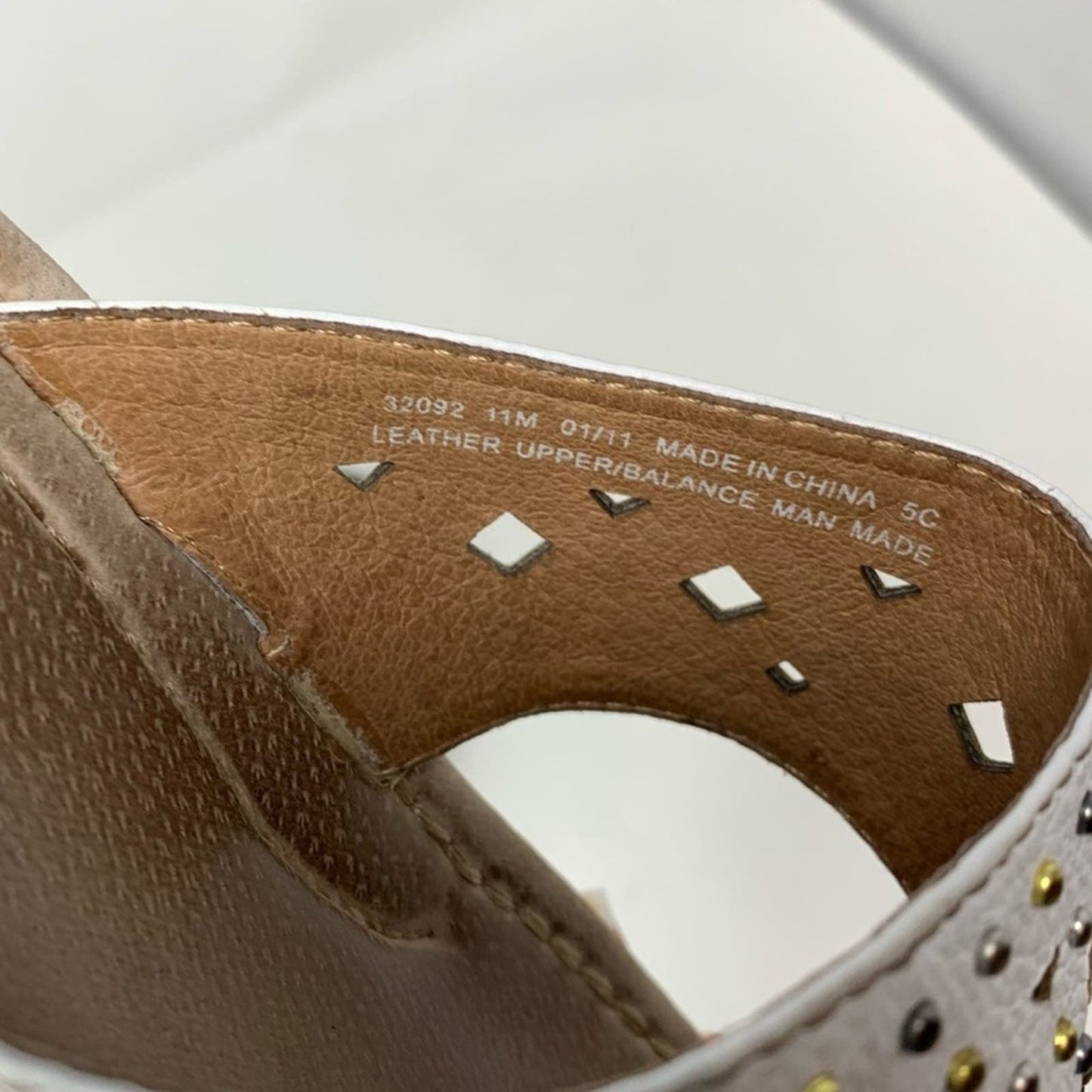 Clarks White Leather Studded Perforated Thong Sandal Flip Flop size 11