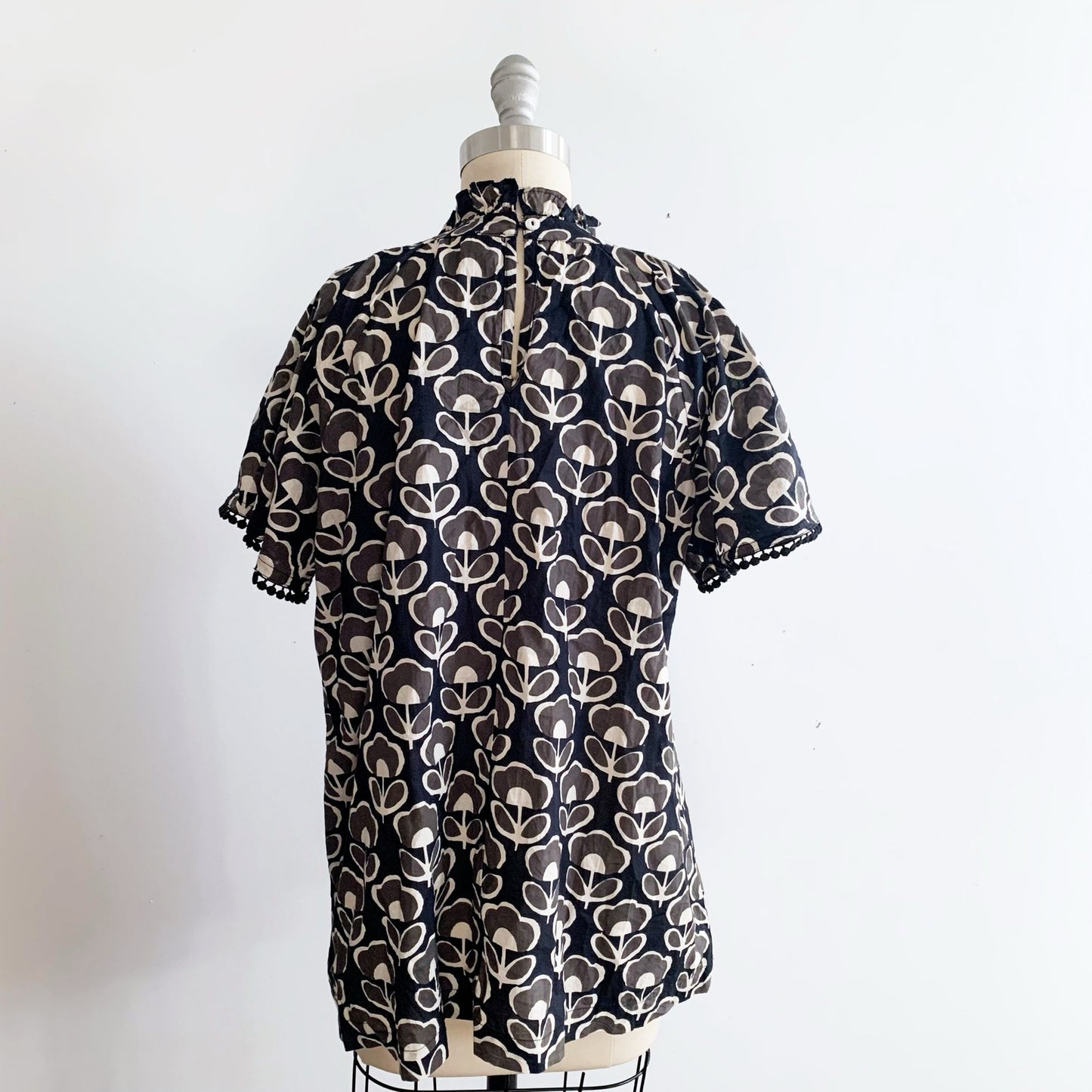 Ivy Jane Block and Flutter Top Size L 100% Cotton Black Grey Print Blouse Pleats