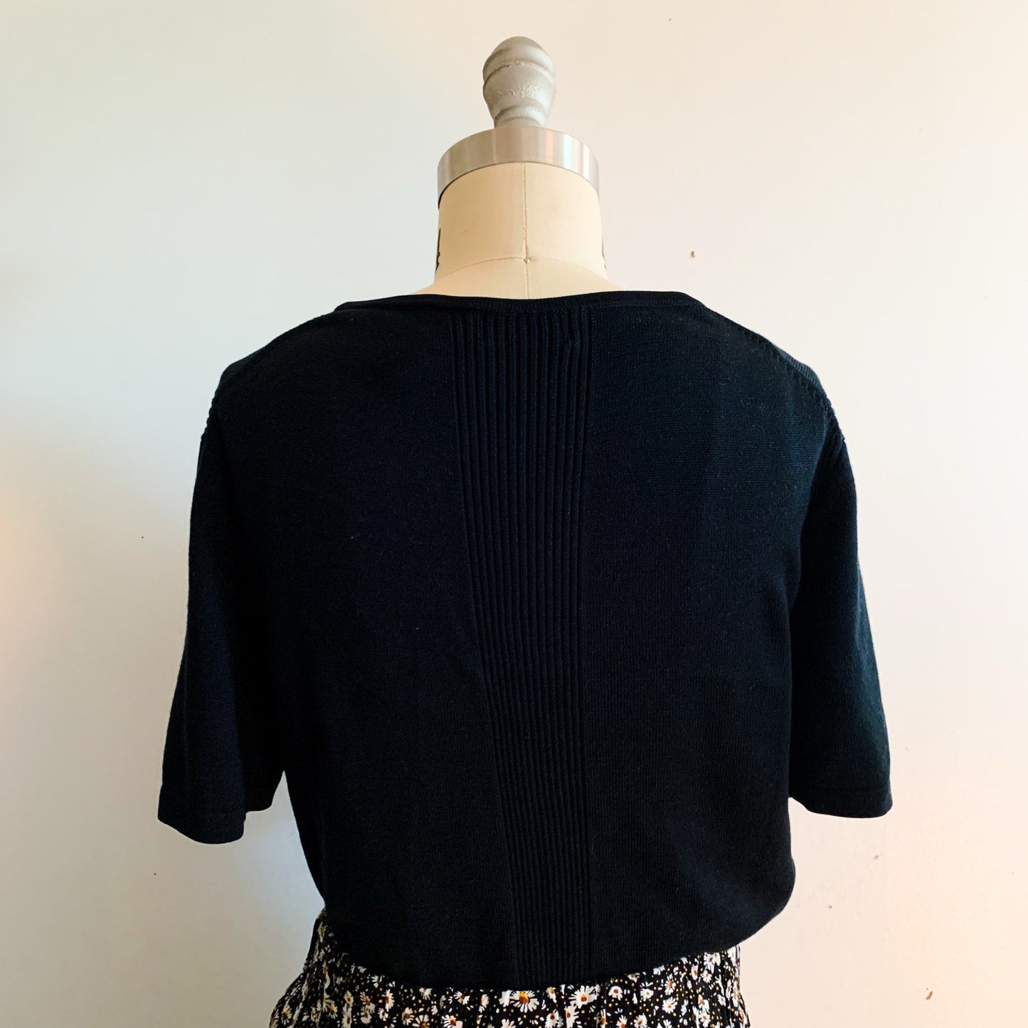 Liz Claiborne Classics Size XL 100% Silk Black Short Sleeve Knit Top Blouse