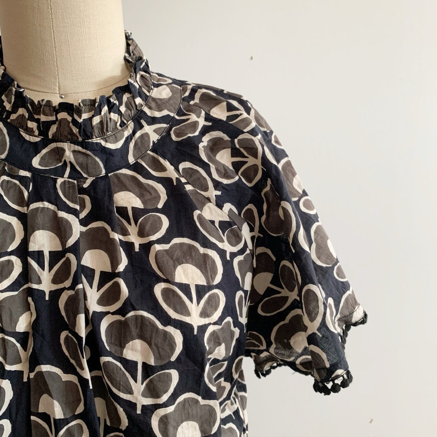 Ivy Jane Block and Flutter Top Size L 100% Cotton Black Grey Print Blouse Pleats